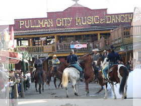 Pullman City mit Hund, Hundeschule Eging, Hund und Pferd